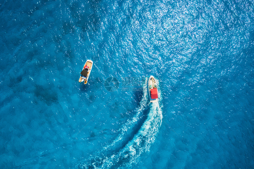 波罗的海岛屿海上摩托艇明亮的白天,人们透明的蓝色水中漂浮的船的鸟瞰夏天的海景无人机的顶部视图海景与游艇海湾图片