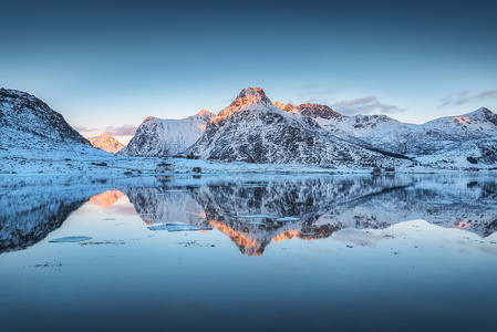 峡湾水丽的倒影,雪山挪威洛福腾群岛日落时明亮的山峰北极景观与岩石,海洋,蓝天冬天的晚上自然背景图片