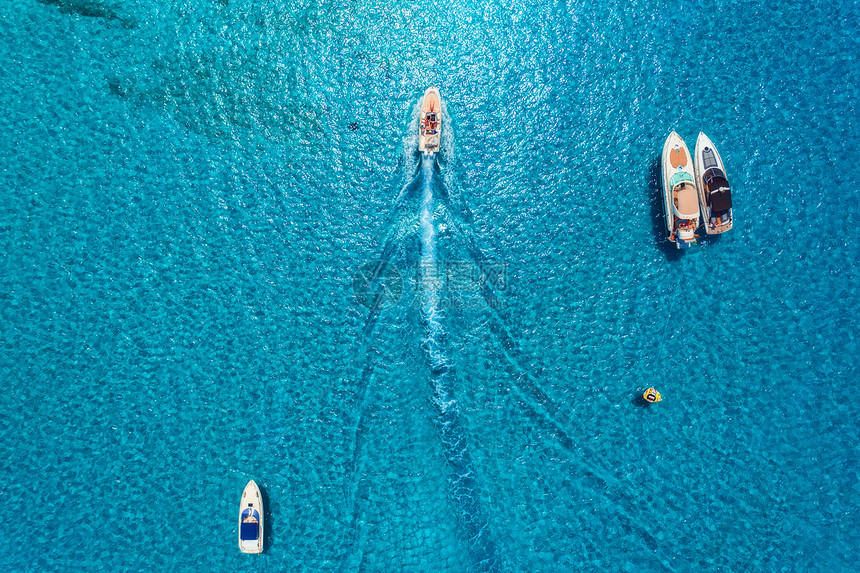 西牙巴利阿里奇群岛海上游艇阳光明媚的日子里,透明的碧水中俯瞰豪华浮船夏天的风景无人机的顶部视图海景与摩托艇图片
