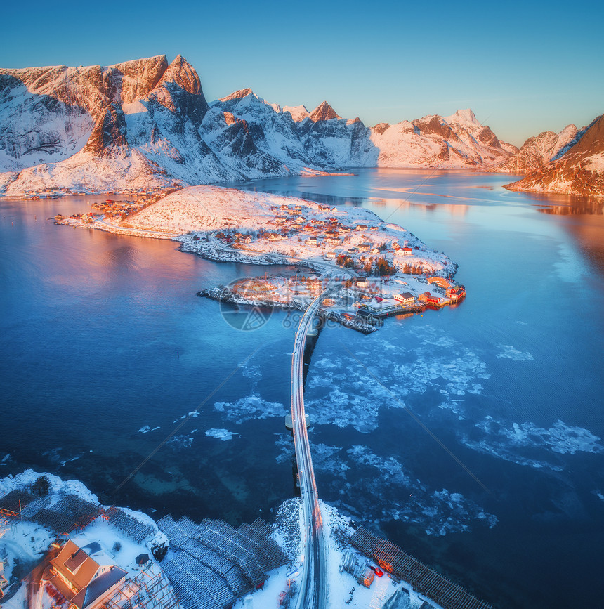 挪威洛福滕群岛海上雪山上的桥梁鸟瞰图冬天日出时雷恩哈莫伊景观与碧水,岩石,建筑物,罗布,道路,桥梁的风景图片