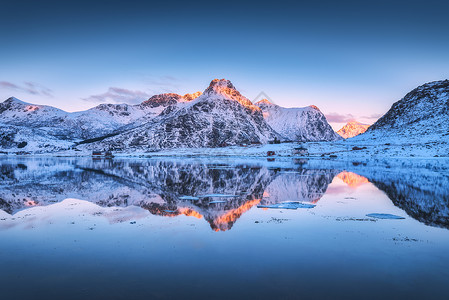 盖满美丽雪山山脉背景