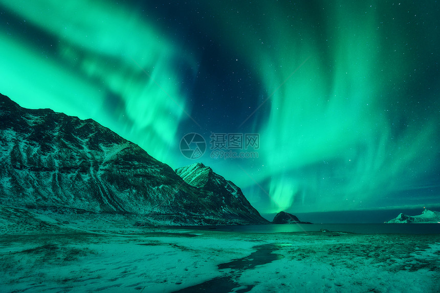 挪威洛福滕岛的北极光绿色北极光极地灯光的星空夜间冬季景观与极光,海洋,高岩石,溪流,北欧海滩雪山旅行图片