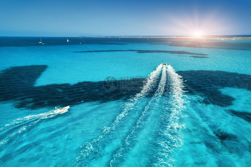 西牙马略卡岛海滨的快艇日落时透明的蓝色海上漂浮的船的鸟瞰图暑假旅行的风景海景与游艇海湾运动欧洲旅图片