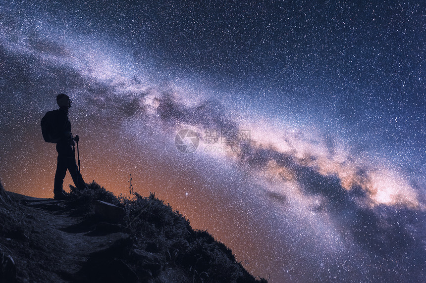 与银河个女人的轮廓与背包尼泊尔夜间山峰星空上的轻女孩天空星星徒步旅行明亮的银河旅行者的景观图片