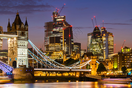 伦敦塔桥与伦敦市中心天际线建筑背景,伦敦英国图片