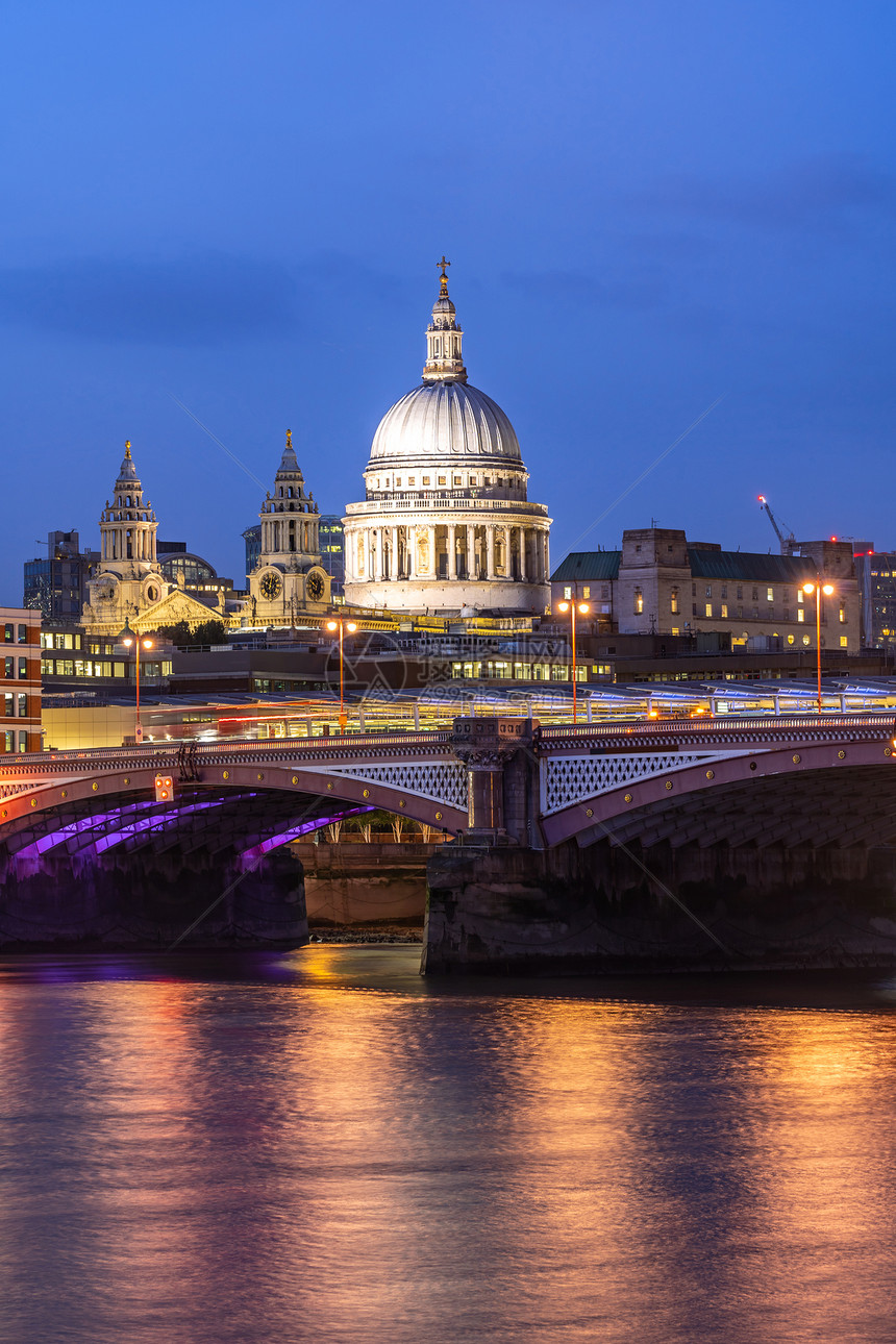保罗大教堂与泰晤士河日落黄昏英国伦敦图片