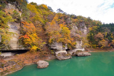 悬铃木没河图里悬崖河福岛峡谷背景