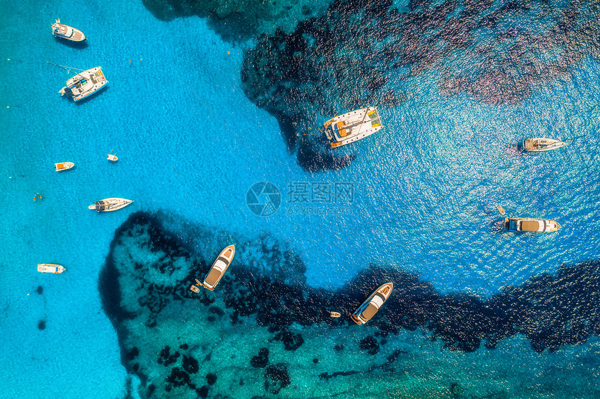 西牙阳光明媚的日子里,透明的蓝色海洋中俯瞰船只豪华游艇五颜六色的景观与码头湾,蔚蓝的水巴利阿里群岛的风景图片