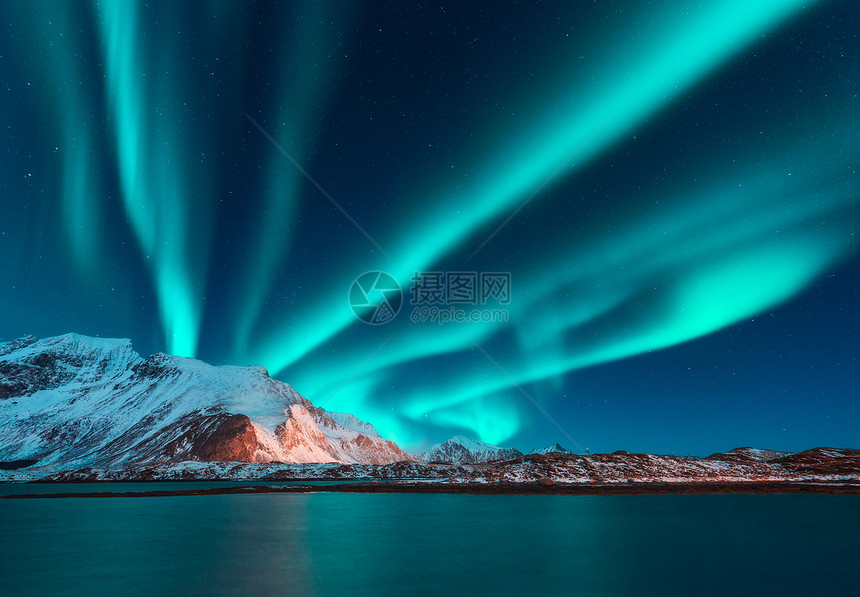 挪威洛福腾群岛雪山上方的北极光冬天的北极光夜间景观与极地灯光,雪岩,倒影大海星空极光图片