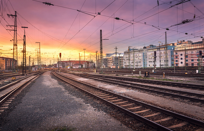 工业景观德国纽伦堡火车站铁路五颜六色的日落背景下美丽的天空城市建筑图片