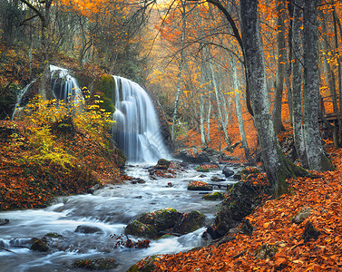 美丽的瀑布山河五颜六色的秋天森林,红色橙色的叶子日落自然景观图片