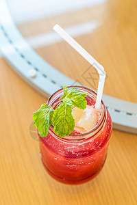 冰镇荔枝果汁冰沙鸡尾酒模拟尾璃桌子上图片
