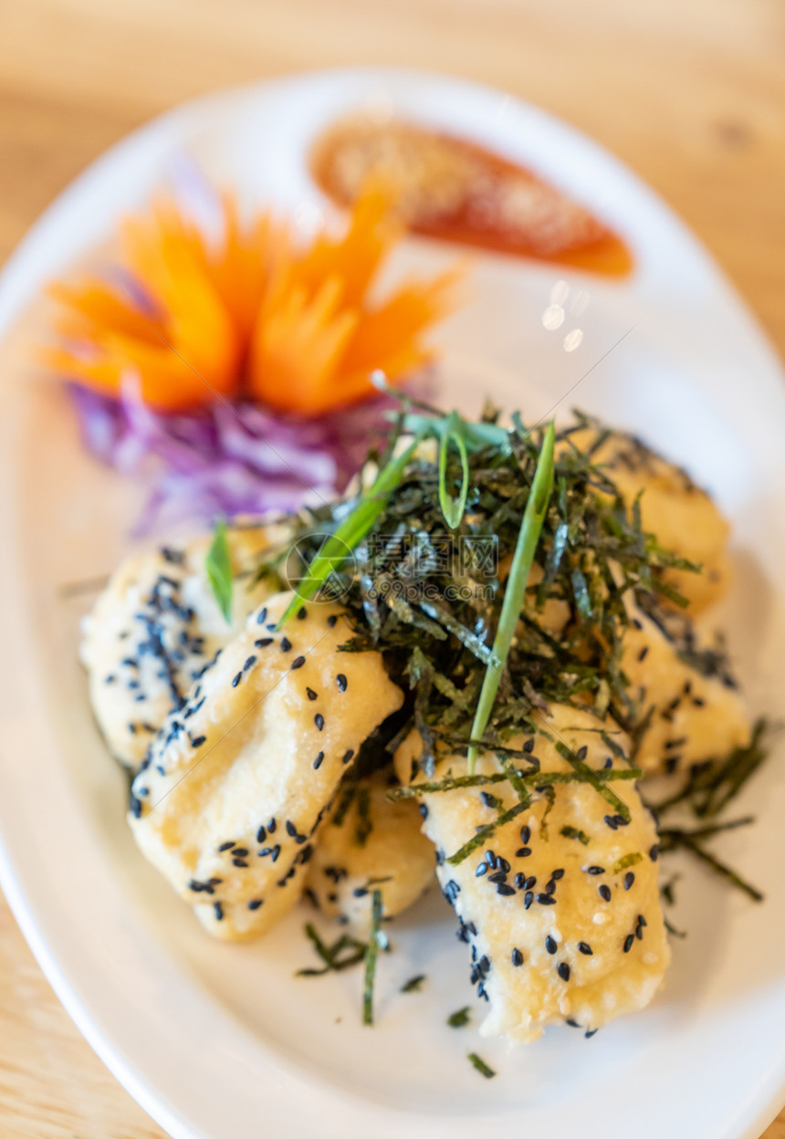 油炸机豆腐与机黑芝麻海藻韭菜泰国中国机街头食品美食图片