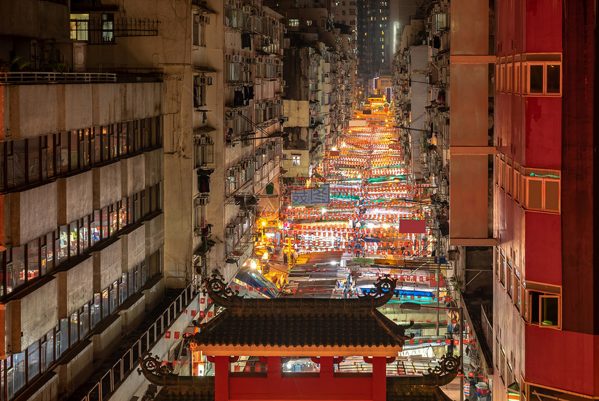 香港九龙庙街夜市照明的鸟瞰图图片