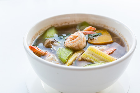 泰国辛辣混合蔬菜汤与虾,白色背景图片