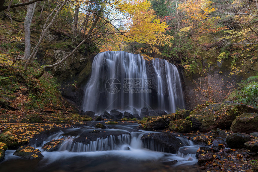 福岛秋秋季节的Tatsuzawafudo瀑布图片