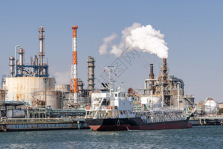 烟囱中烟气位于日本东京附近的川崎市的化工厂,拥气体储存管道结构,烟气来自烟囱背景