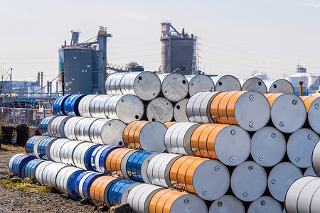 工业石油化工金属桶堆放油罐集装箱的废料场高清图片