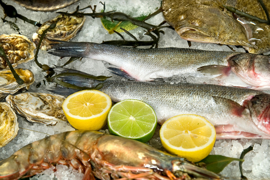 新鲜冷冻鱼与牡蛎,龙虾柠檬冰图片