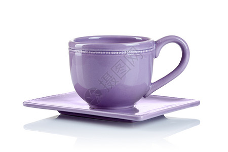 紫色杯与碟子隔离白色背景上紫色杯,茶托分离白色图片