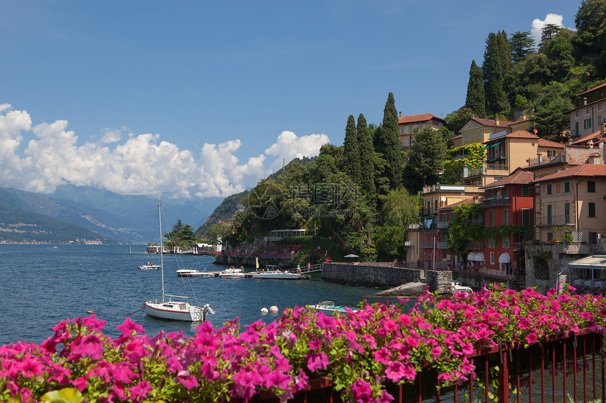 意大利科莫湖上瓦伦纳的景色图片