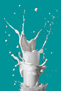 牛奶溅璃上隔离蓝色背景上图片