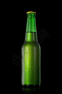 绿色啤酒瓶与水滴分离黑色图片