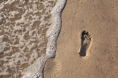 脚印水波的沙子图片