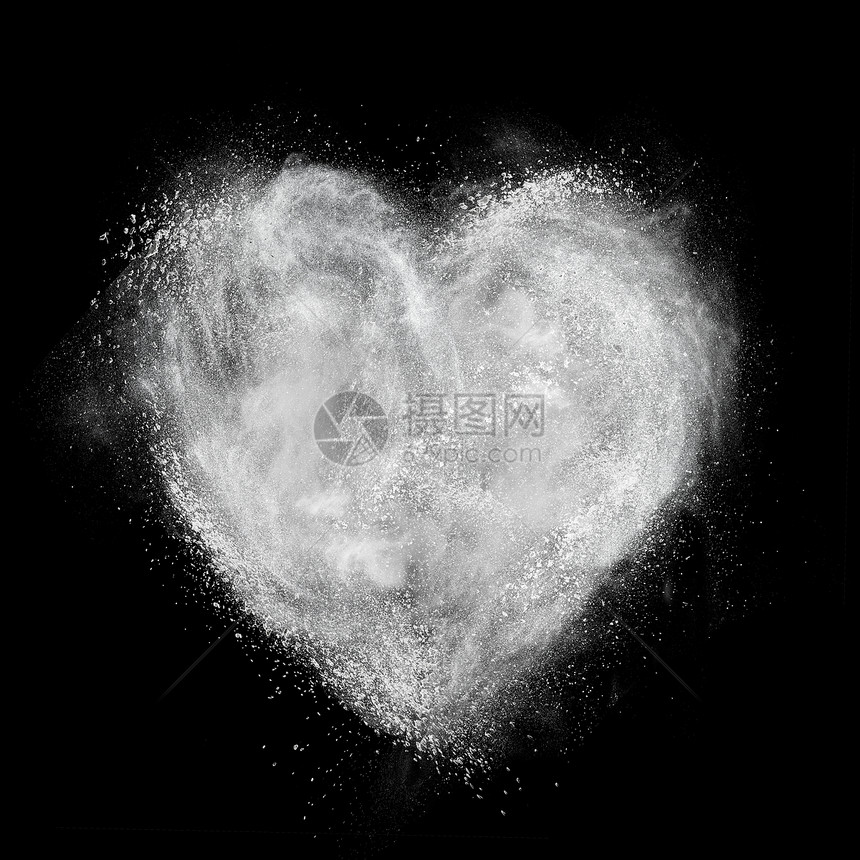 由白色粉末爆炸制成的心脏,背景上图片