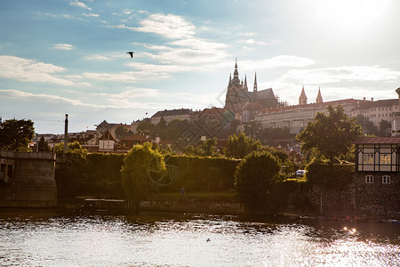 日落时布拉格城堡的景色图片