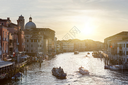 日出时意大利威尼斯的大运河图片