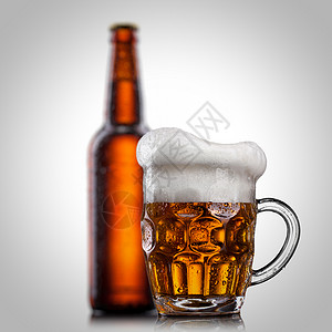 啤酒璃与水滴分离白色图片