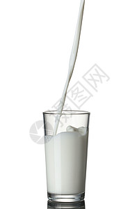 牛奶倒进璃上隔离的白色图片