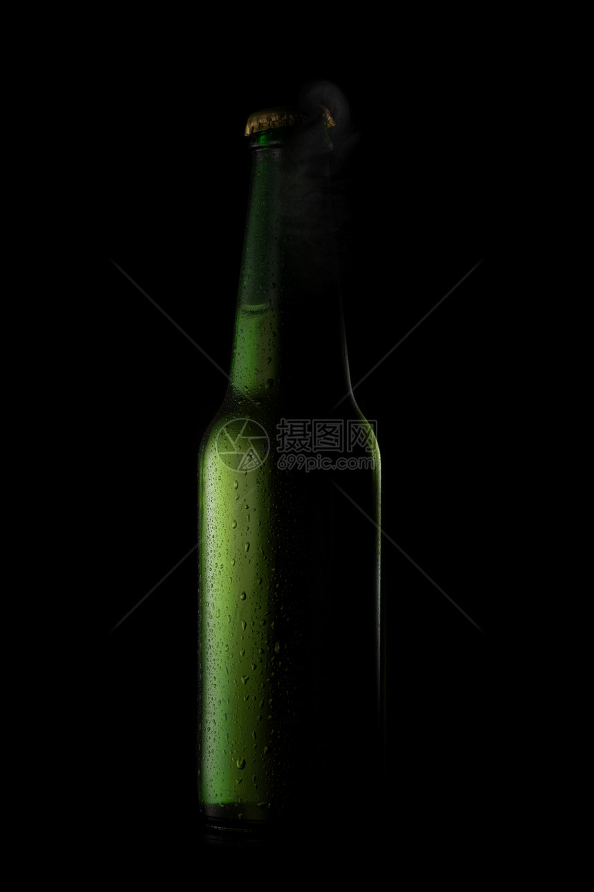 绿色啤酒瓶与滴打开杯子黑色图片