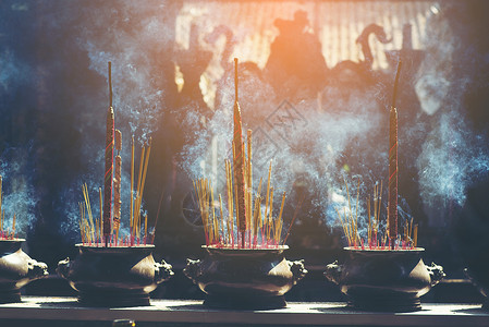 香炉炷香炉正燃烧,烟用于支付佛陀的尊重,香烟尊重佛陀佛教生活图片