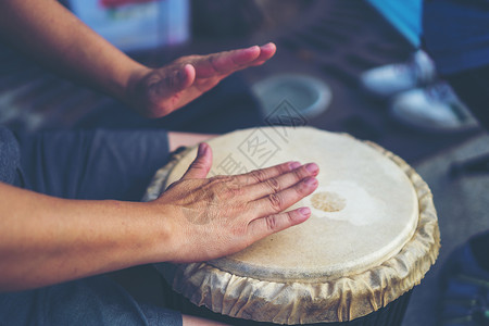 人们双手演奏音乐Djembe鼓,老式过滤器图像高清图片