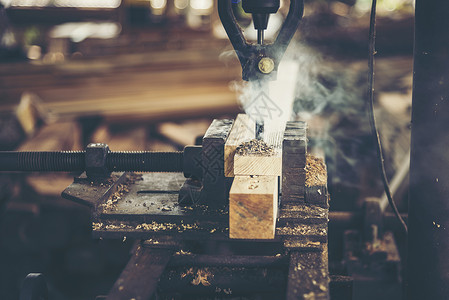 木桌上锯末的木匠工具卡彭特萨克木匠切割木板的特写木匠切割木板的特写图片