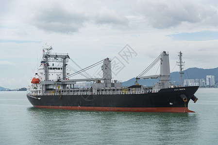 马来西亚槟榔屿海湾的货船背景图片