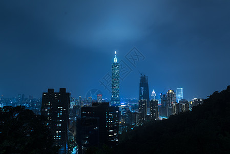 台北,台湾著名的建筑地标,日落时大象山取下来的图片