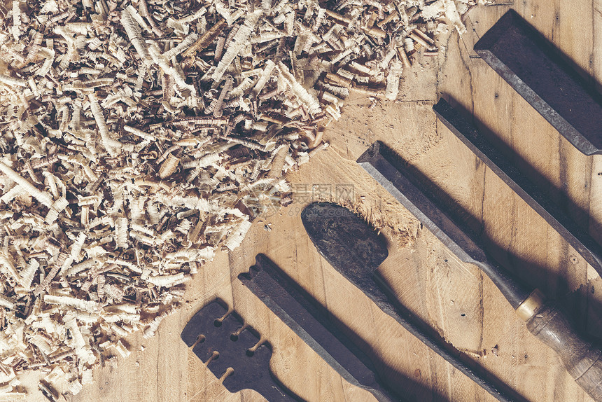 木桌上锯末的木匠工具木匠工作场所的顶部视图图片