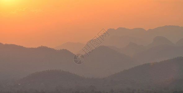 山中的风景日落日落山上傍晚高清图片素材