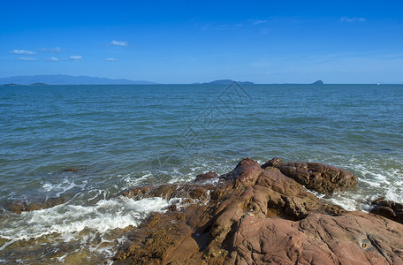 海里的岩石图片