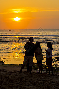 快乐家庭海滩观暑假日落照片快乐的家庭海滩观暑假日落图片
