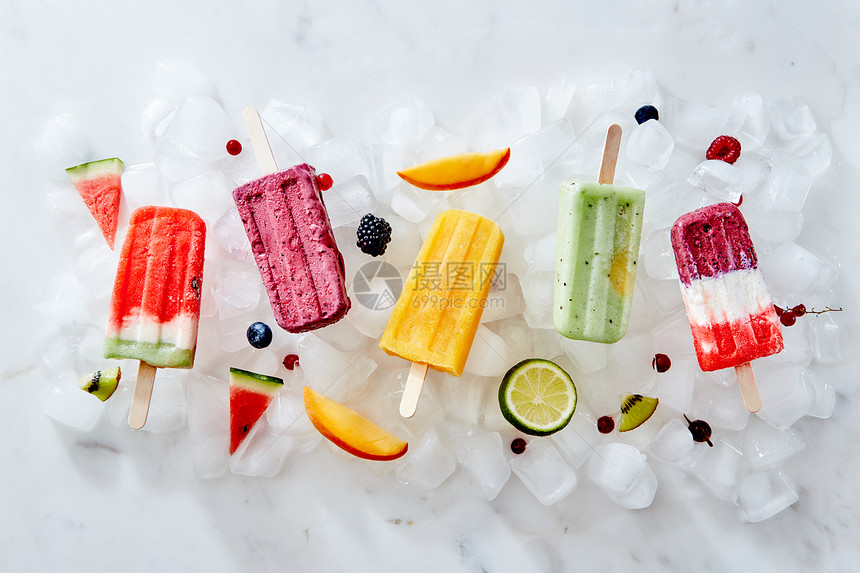 收集五颜六色美味的自制冰淇淋棒棒糖棍子上与多汁的浆果各种水果的冰块平躺同的冰淇淋棍子上,同的水果浆果冰块上图片