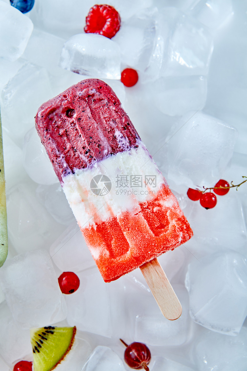 冷冻酸奶冰淇淋与西瓜,蓝莓冰与浆果,健康的夏季甜点三色水果浆果冰淇淋木棒与浆果,顶部视图图片