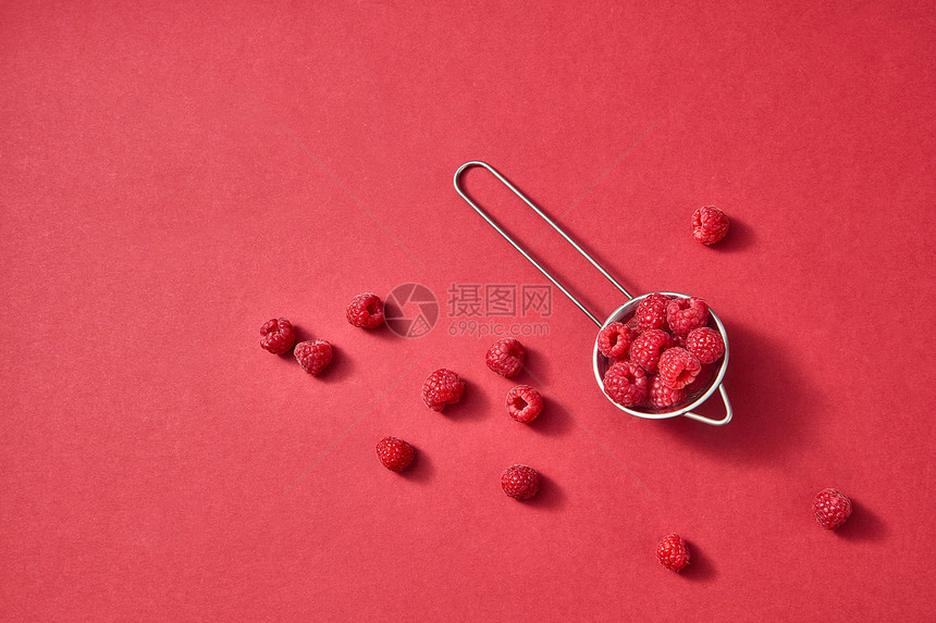 美味的甜浆果科兰德龙纸背景上,文字的地方平躺素食的新鲜采摘的甜树莓红纸背景上五颜六色的机浆果图案图片