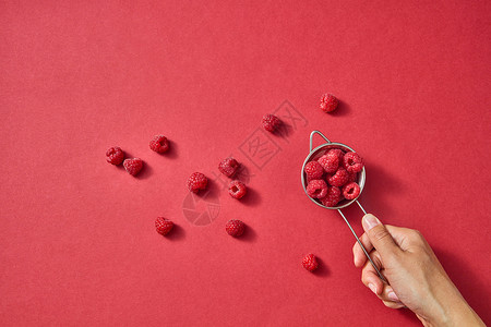 新鲜的天然机浆果女手中制作美味的天然果酱健康排自制食品的个女人的手着个红色成熟的甜树莓张的背景图片