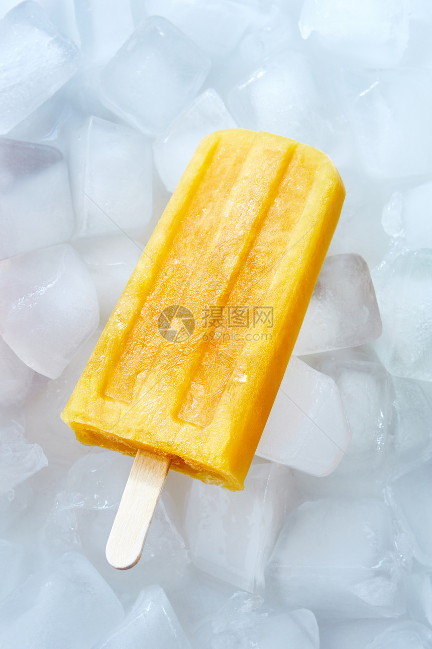 天然冷冻桃子冰沙冰块上的棍子上饮食冷甜点的风景橙色桃子冰淇淋棒棒糖呈现冰块上天然健康的夏季甜点的图片
