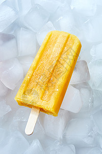 天然冷冻桃子冰沙冰块上的棍子上饮食冷甜点的风景橙色桃子冰淇淋棒棒糖呈现冰块上天然健康的夏季甜点的背景图片