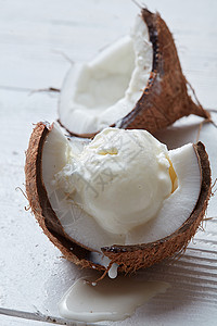 香草椰子冰淇淋椰子壳上的木制白色背景香草椰子冰淇淋背景图片